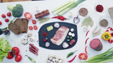 Baharatlı domuz eti ve sebzeler mutfaktaki plastik kesim tahtasının üzerinde. Ev yapımı çorba için taze malzemeler ve baharatlar.