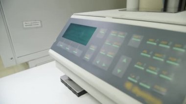 Polimer özelliklerin analizi için laboratuvar ekipmanları. Üretim materyallerinin erime indeksini belirlemek için bir aygıt. Modern araştırma laboratuvarı.