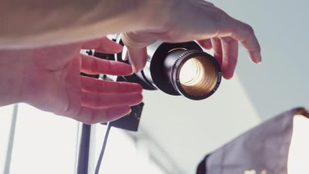 Cameraman Schijnwerpers Aan Maakt Opnames Het Zwembad Professionele Maker Lichtstraal — Stockvideo
