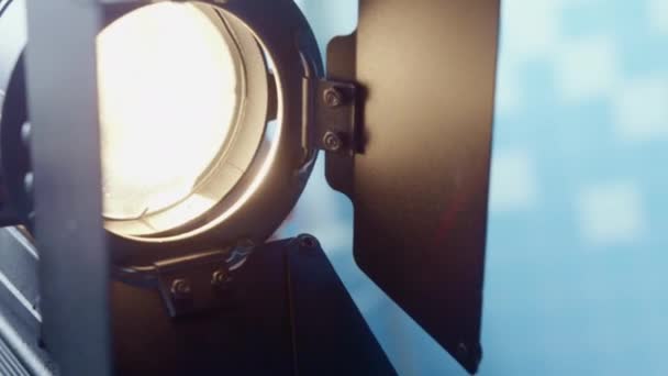 카메라맨은 스튜디오에 조명을 설치하고 조정합니다 사진사가 품질의 촬영을 장비를 — 비디오