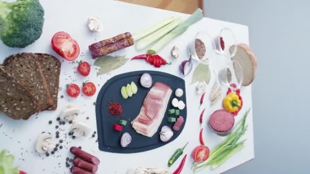 Färskt Kött Och Färska Grönsaker Plastskärbräda Efter Smaksättning Hackbräda För — Stockvideo