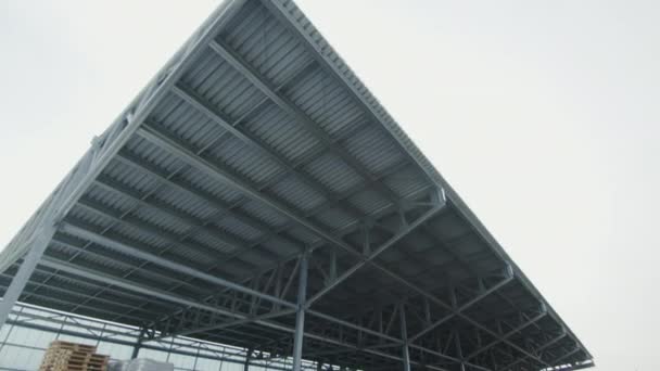 在大斜度下装有面板和薄膜线圈的包装 冬季多云天空下的新型聚碳酸酯建筑材料仓库 — 图库视频影像