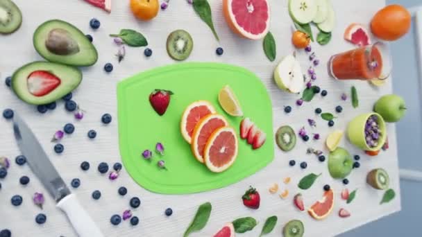 ビタミンと健康的なスムージーのための新鮮な果物と緑のまな板 サワースムージー用グレープフルーツとレモンとプラスチック製のまな板 — ストック動画
