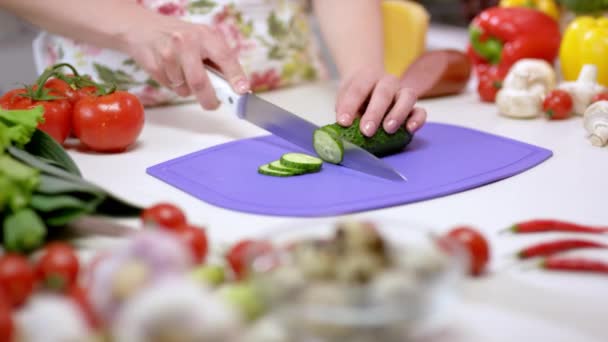 Mujer Corta Pepino Rodajas Tabla Cortar Violeta Prepara Los Ingredientes — Vídeos de Stock