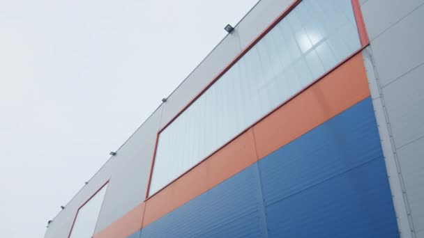Szary Niebieski Pomarańczowymi Paskami Elewacji Fabryki Budowa Nowoczesnej Produkcji Przemysłowej — Wideo stockowe
