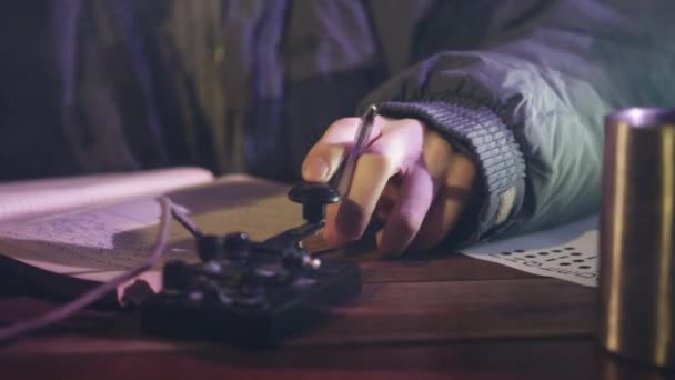 Adam Masada Oturup Telgrafla Mors Alfabesiyle Bilgi Aktarıyor Kişi Işaret — Stok video