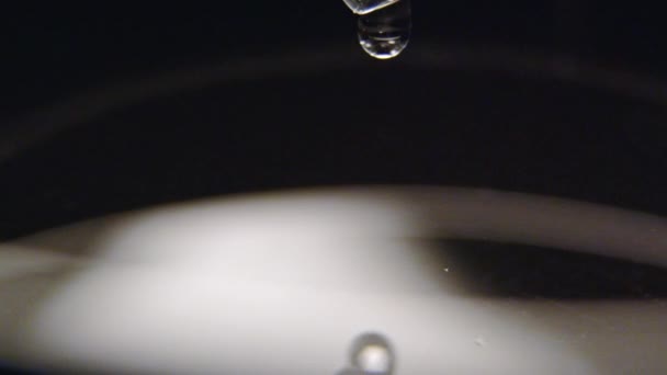 Gotas Caem Lentamente Frasco Grosso Água Limpa Criam Monte Ondulações — Vídeo de Stock