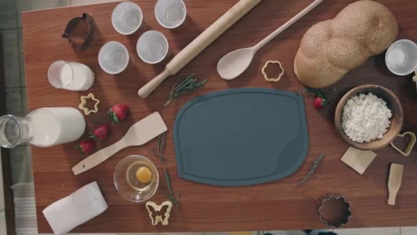 Placa Corte Plástico Com Utensílios Cozinha Envolto Por Ingredientes Mesa — Vídeo de Stock