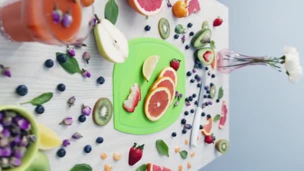 Fructe Proaspete Pentru Smoothie Sănătos Placa Tăiere Verde Ingrediente Sănătoase — Videoclip de stoc