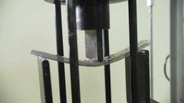 Laboratuvarda basınca maruz kalan polikarbonat içi boş çarşaf örneği. Plastik inşaat malzemelerinin istikrar seviyesi ve esnekliği kontrol ediliyor
