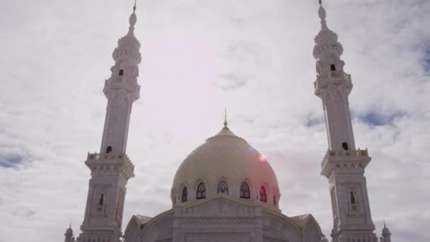 Slunce Osvětluje Rozlehlé Náměstí Bílou Mešitu Půvabnou Architekturou Bílá Mešita — Stock video