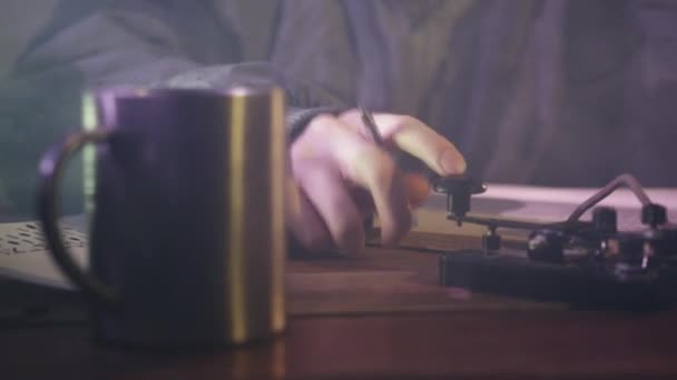 Adam Telgrafla Parmağını Tıklatıyor Günlüğe Notlar Yazıyor Mors Alfabesiyle Iletişim — Stok video