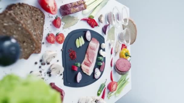 居心地の良いキッチンでプラスチック製のまな板上の自家製スープのための新鮮な食材 まな板の上の料理のためのベーコンと新鮮な野菜 — ストック動画