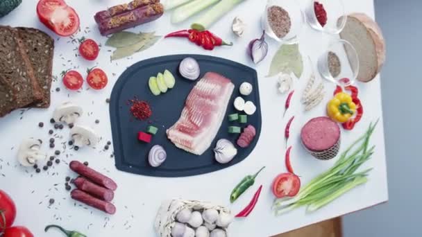 Kött Med Färska Grönsaker Liggande Plastskiva Bord Köket Beredning Färska — Stockvideo