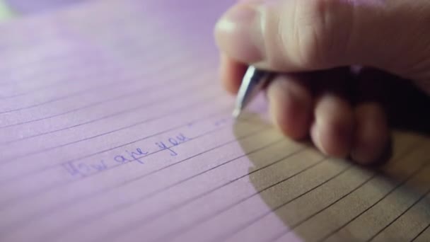 人类在笔记本上写下了接近手写短语的摩斯密码的特殊符号 持钢笔的男性的手近视 — 图库视频影像