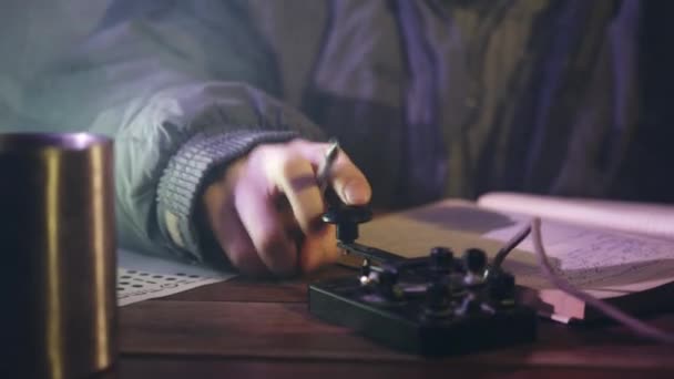 Homem Envia Sinal Código Morse Tocando Dedo Escrevendo Notas Caderno — Vídeo de Stock
