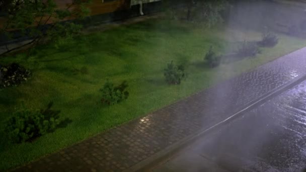 Chuvas Frias Fortes Derramam Calçada Calma Vazia Noite Perto Estrada — Vídeo de Stock