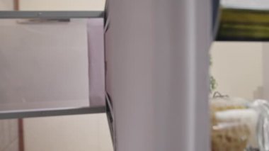 Kadın sıcacık mutfakta taze malzemelerle sağlıklı salata hazırlıyor. Ev hanımı sağlıkla ilgilenir ve ev yapımı organik salata yapar.