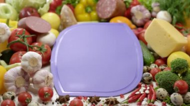 Violet lezzetli sandviçin malzemelerinin arasında yatıyordu. Malzemelerle çevrili abur cuburları hazırlamak için kesme tahtası