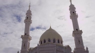 Güneş gökyüzündeki bulutları yararak UNESCO mirasını aydınlatıyor. Bolgar 'daki Beyaz Cami güzel bir kültür sergiliyor