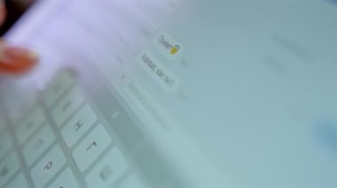 Sosyal ağdaki en iyi arkadaşın mesajına cevap yazan kadın parmakları. Çevrimiçi sohbet ile modern tabletin ekranı