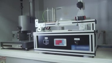 Modern fabrikadaki araştırma laboratuvarında test cihazları. Polimerlerin fiziksel ve kimyasal özelliklerini incelemek için ekipman. Ürün kalite kontrolü