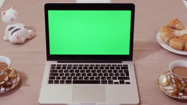 Kyiv Ukraine Wrzesień 2021 Otwarty Laptop Zielonym Ekranem Chromakey Stoi — Wideo stockowe