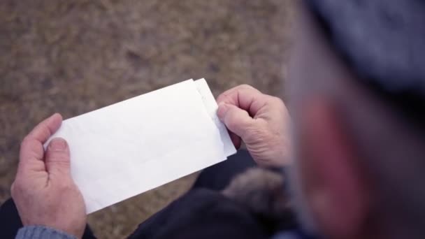 Χέρια Του Ηλικιωμένου Βγάζει Φύλλα Χαρτιού Από Φάκελο Θολή Φόντο — Αρχείο Βίντεο