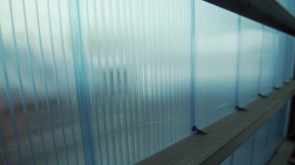 Světle Modrá Stěna Dutých Polykarbonátových Panelů Desky Jsou Spojeny Speciálními — Stock video