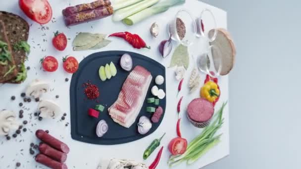 Hackad Bacon Och Grönsaker Plastskärbräda Köket Beredning Ingredienser Träbord För — Stockvideo