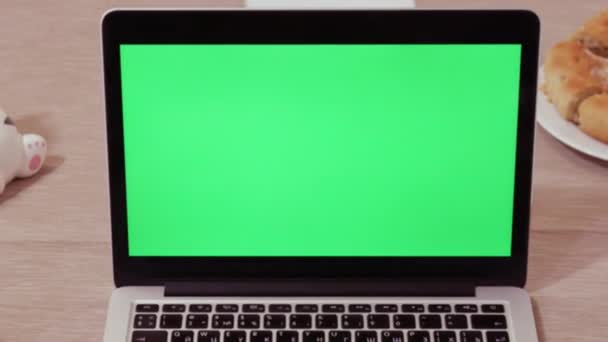 Moderner Laptop Mit Grünem Chromakey Bildschirm Und Frühstück Morgen Offene — Stockvideo