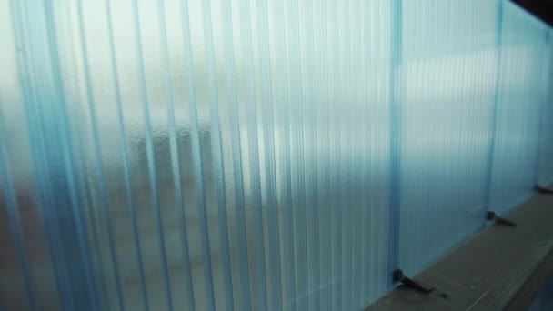 Panneaux Creux Polycarbonate Bleu Clair Translucides Installés Verticalement Matériau Innovant — Video