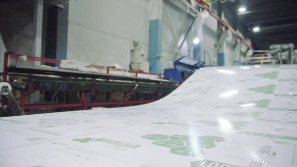 单块聚碳酸酯板在制造厂的输送机上移动 聚合物工业特写溶液开发研究中心 — 图库视频影像