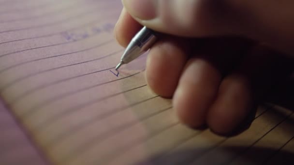 男の手はノートブックの空白のページにペンで短い質問を書きます 男性は共通のフレーズで友人に手紙を開始します閉じるビュー — ストック動画