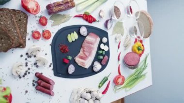 Ev yapımı çorba için taze malzemeler ahşap masada plastik kesim tahtasının üzerinde. Domuz eti ve sebze. Mutfakta çorba için doğranmış.