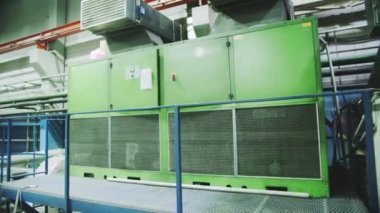 Modern kimyasal polimer fabrikasındaki makine ekipmanları. Fabrikada termoplastik malzemeler ve polikarbonat çarşafları üretimi