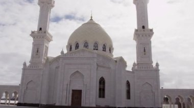 Güneş ışığı, ünlü Beyaz Cami 'nin eski kültürü hatırlattığı büyük bir meydanı aydınlatıyor. Meydan, güçlü mimariyle insanların dikkatini çekiyor.