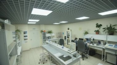 Laboratuvar asistanları modern üretimin test ve araştırma laboratuvarında çalışıyorlar. Ürün kalitesi ve güvenlik kontrolü için tam donanımlı bir laboratuvar.
