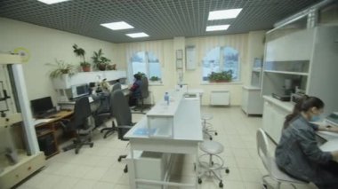 Laboratuvar asistanları üretilen ürünlerin fiziksel ve kimyasal özelliklerini inceliyor. Fabrikadaki modern güvenlik ve kalite kontrol laboratuvarı