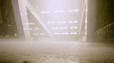 ALMATY, KAZAKHSTAN - 14 Eylül 2020: Gömlekli ve kotlu genç kızıl kadın aydınlanmış yeraltı geçitinden kaçar. Sokak lambaları kaldırım ve su birikintilerini yansıtıyor