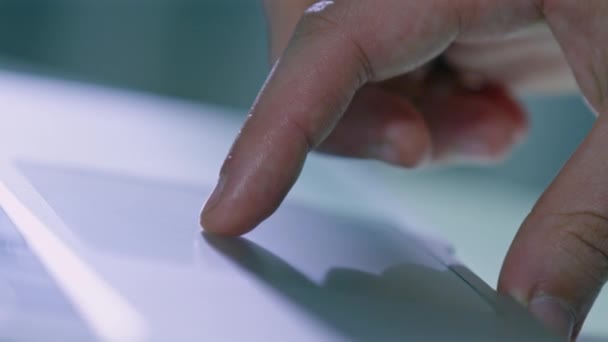 Finger Man Bedient Sich Eines Touchpads Auf Modernen Laptops Auf — Stockvideo