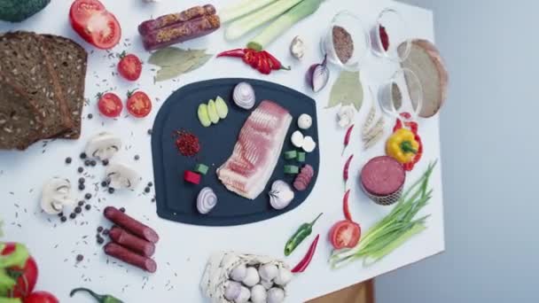 Carne Porco Picada Cercada Por Vegetais Frescos Tábua Corte Plástico — Vídeo de Stock