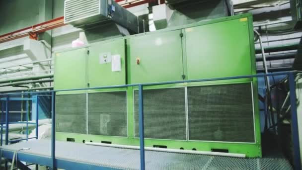 现代高分子化工厂机械设备 制造厂生产热塑性材料和聚碳酸酯片 — 图库视频影像