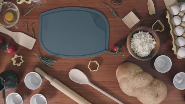 Tabla Cortar Plástico Rodeada Ingredientes Para Una Deliciosa Panadería Mesa — Vídeos de Stock