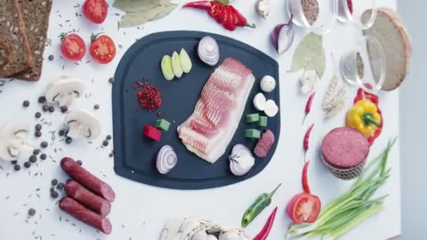 Kött Bacon Med Hackade Grönsaker Plastskärbräda Träbord Tillagning Färska Ingredienser — Stockvideo
