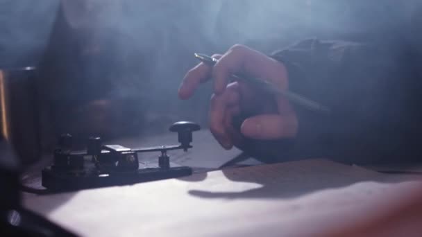 英国基辅 2021年9月27日 在黑烟弥漫的房间里 人们通过电报传送信息 在摩斯密码特写中点击通讯的人的手指 — 图库视频影像