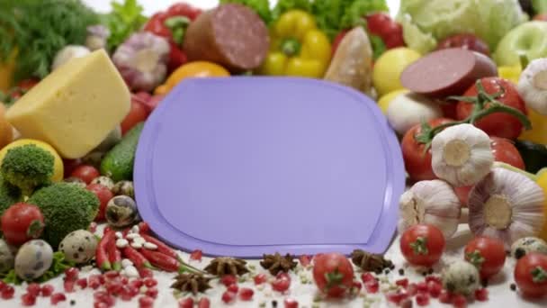 Placa Corte Violeta Para Preparar Ingredientes Para Sanduíche Caseiro Tábua — Vídeo de Stock