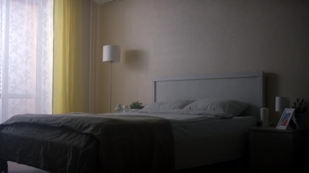 Солнечный Свет Проникает Через Белые Шторы Освещает Уютную Двуспальную Кровать — стоковое видео