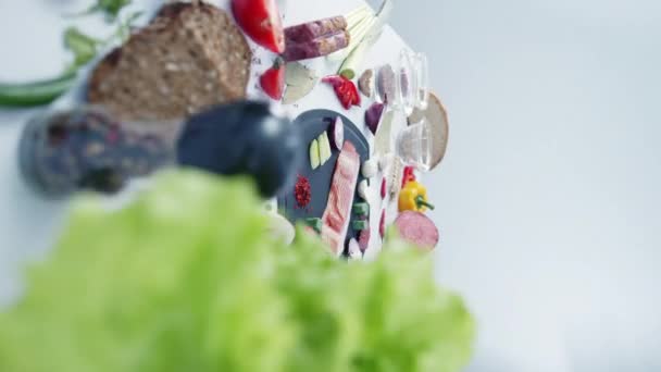 Verduras Tocino Sobre Tabla Cortar Plástico Rodeado Ingredientes Mesa Madera — Vídeo de stock