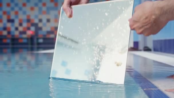 Cameraman Spiegel Water Het Zwembad Probeert Een Goede Positie Vinden — Stockvideo